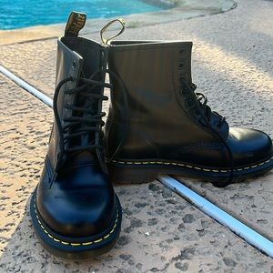 1460 (The Original) Smooth Leather Lace Up Boots